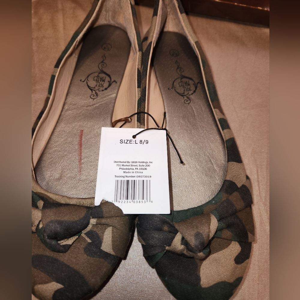 NWT Sole Mates camo print flats with a knotted detail on the front of shoe.